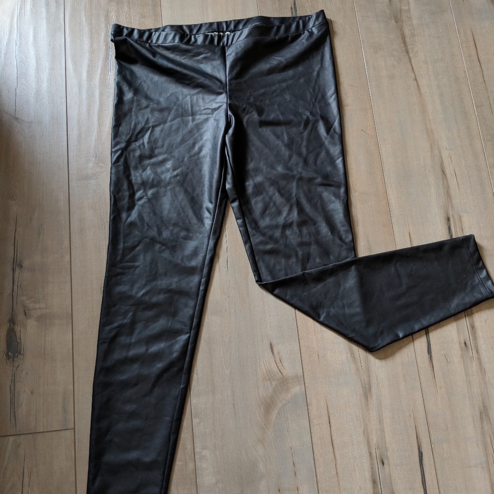 GUESS PLEATHER LEGGINGS SIZE XLARGE